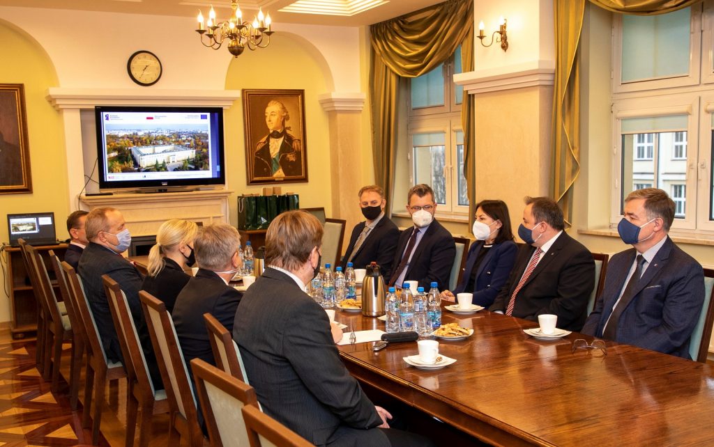 Uczestnicy inauguracji działalności Centrum Wiedzy o Dostępności – przedstawiciele Uniwersytetu Kardynała Stefana Wyszyńskiego oraz Instytutu Transportu Samochodowego - siedzący w Sali Rycerskiej