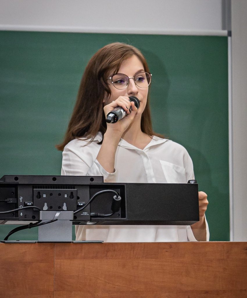 Pani Aleksandra Kaniewska podczas prezentacji referatu