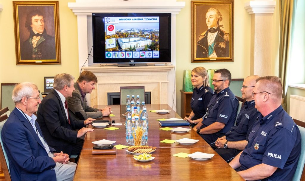 Przedstawiciele kierownictwa Centrum Szkolenia Policji na czele z komendantem, inspektor Anną Jędrzejowską-Szpak oraz przedstawiciele Instytutu Pojazdów i Transportu z dyrektorem profesorem Jerzym Jackowskim siedzący przy stole konferencyjnym podczas dyskusji w Sali Rycerskiej