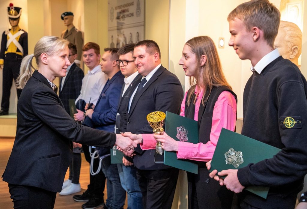 Prorektor ds. studenckich WAT pani dr hab. Monika Szyłkowska, prof. WAT, składająca gratulacje laureatce konkursu pani Oliwii Wlaźlak”