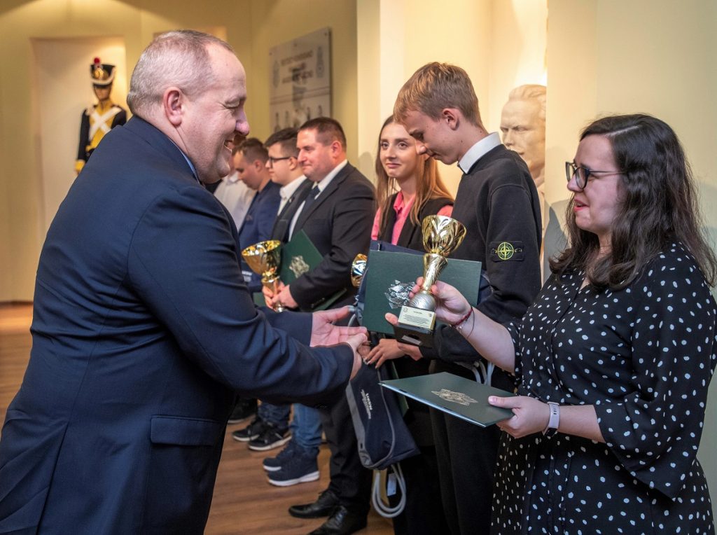 Dziekan Wydziału Inżynierii Mecha-nicznej pan prof. dr hab. inż. Jerzy Ma-łachowski składający gratulacje opie-kunce naukowej zespołu, który zajął III miejsce w konkursie, pani Karolinie Bąk”