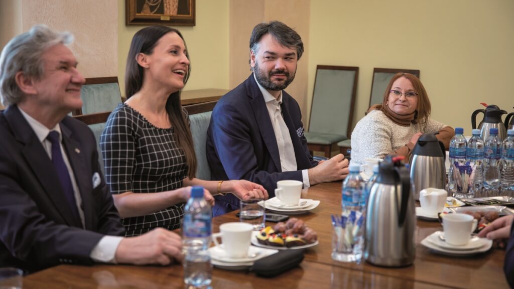 Uczestnicy spotkania (przedstawiciele PFRON oraz WAT siedzący za stołem w Sali Rycerskiej WAT”