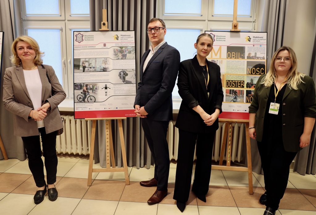 Pani doktor habilitowana inżynier architekt Joanna Gil-Mastalerczyk wraz z innymi uczestnikami konferencji z Politechniki świętokrzyskiej stojąca przy posterach podczas sesji plakatowej