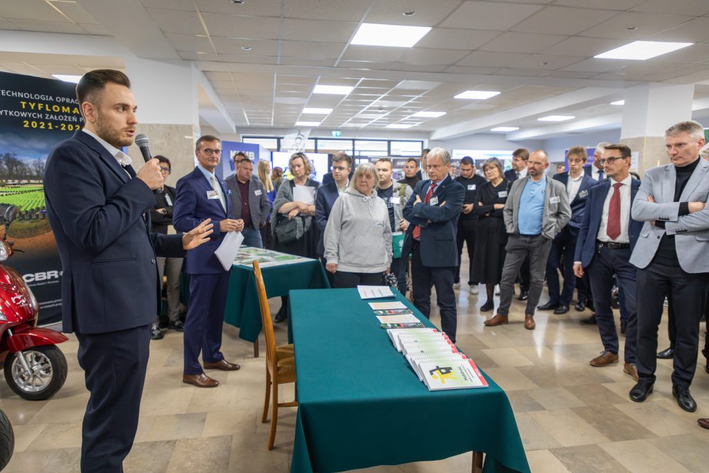 Dr inż. Mateusz Ziubiński, Kierownik Zakładu Pojazdów i Transportu IPiT WIM prezentuje stanowiska CWOD podczas Konferencji.
