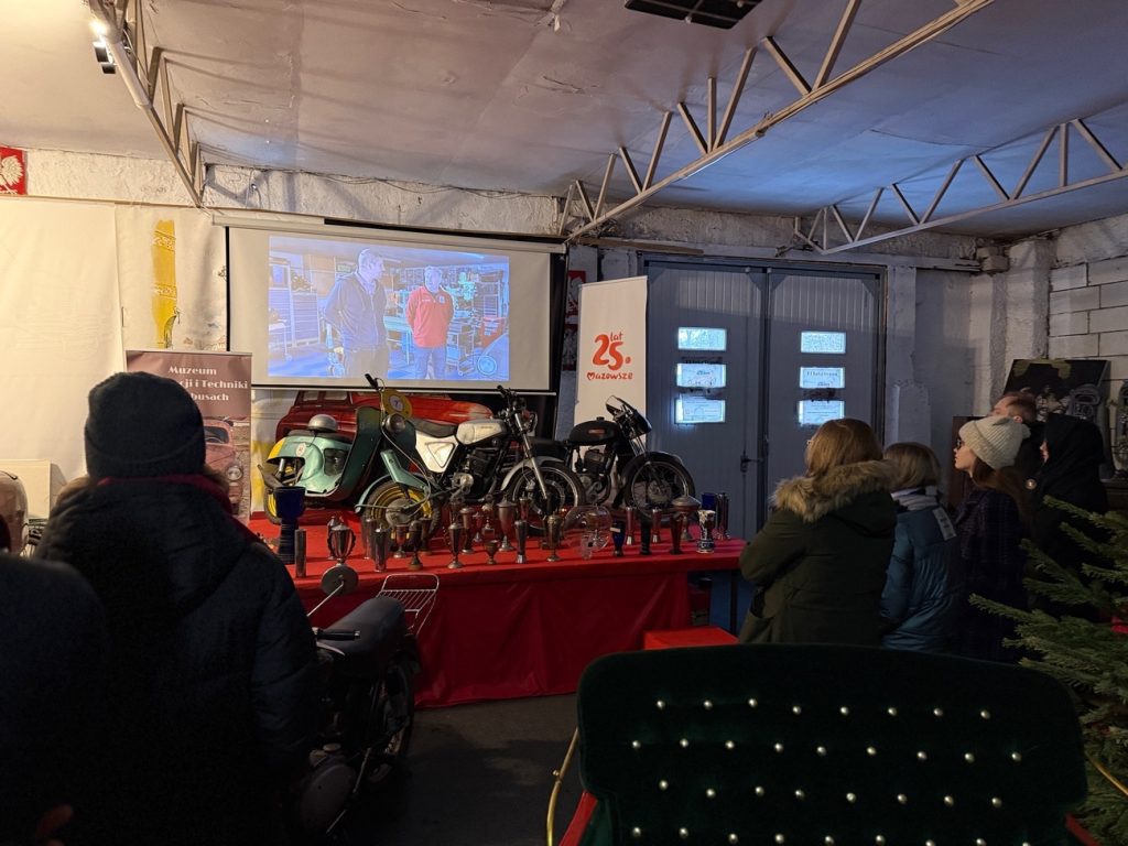 Studenci oglądający film o historii motoryzacji w Muzeum w Otrębusach